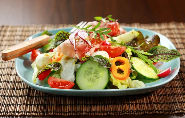 Salada de legumes com rolos de queijo Prosciutto — Fotografia de Stock