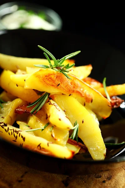Печёная картошка с сырным соусом — стоковое фото