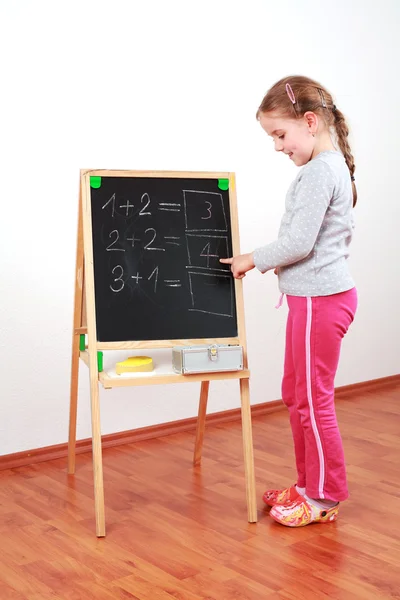 Menina bonito fazendo matemática — Fotografia de Stock