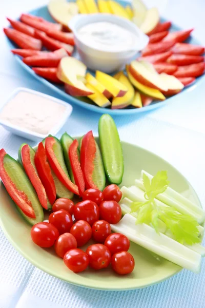 Сырые овощи и фрукты с соусом — стоковое фото