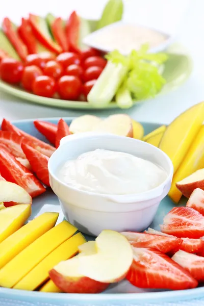 Frutas y verduras crudas con salsa — Foto de Stock