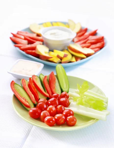 Råa grönsaker och frukter med dopp — Stockfoto