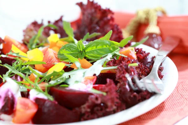 Gemengde rode bieten salade — Stockfoto