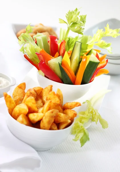 Zeleninové občerstvení a klíny s dipem — Stock fotografie