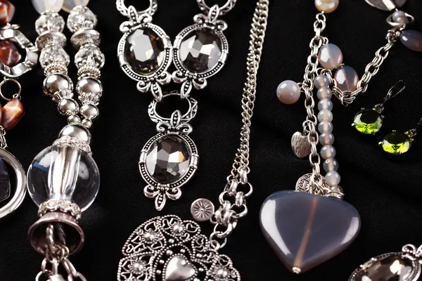Ожерелья и аксессуары на черном фоне — стоковое фото