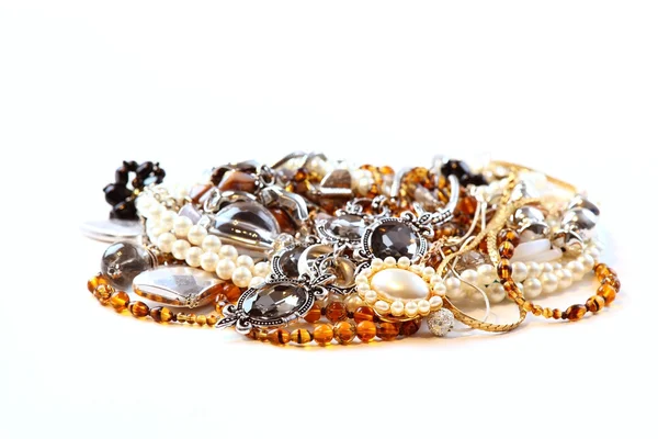 Verschillende juwelen en accessoires op witte achtergrond — Stockfoto