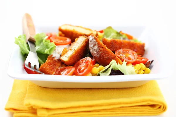 혼합된 야채 샐러드와 구운된 카망베르 — 스톡 사진