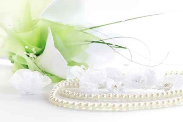 Svatební Zátiší s náhrdelník a kytice — Stock fotografie