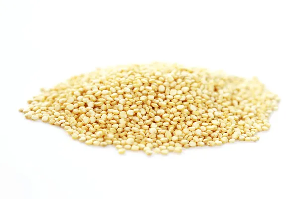 Quinoa op witte achtergrond — Stockfoto