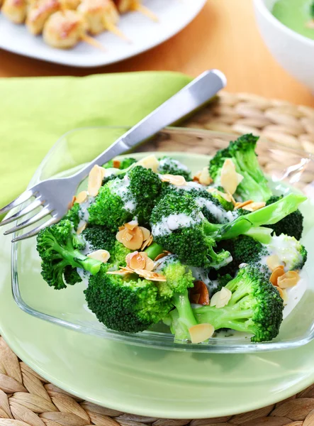 Salade van broccoli met yoghurt dressing en geroosterde amandel — Stockfoto