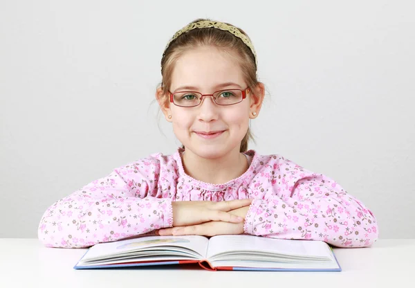 Μαθήτρια με γυαλιά Αλφαβητάριο — Φωτογραφία Αρχείου