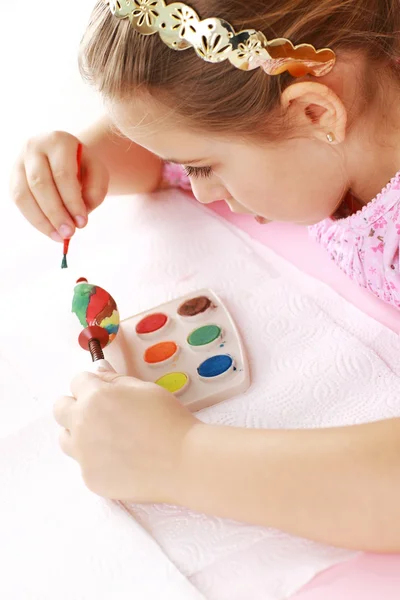Child painting Easter eggs — Stockfoto