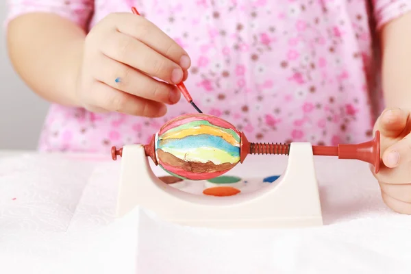 Child painting Easter eggs — Stockfoto