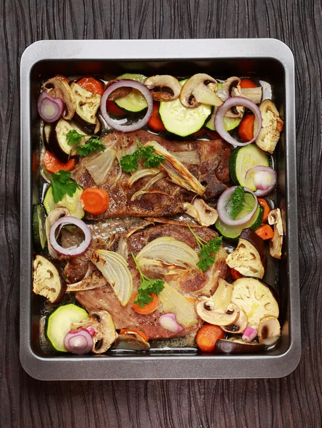 Запечене свиняче м'ясо з овочами — стокове фото