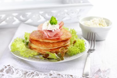 küçük patates pancakes ile salata