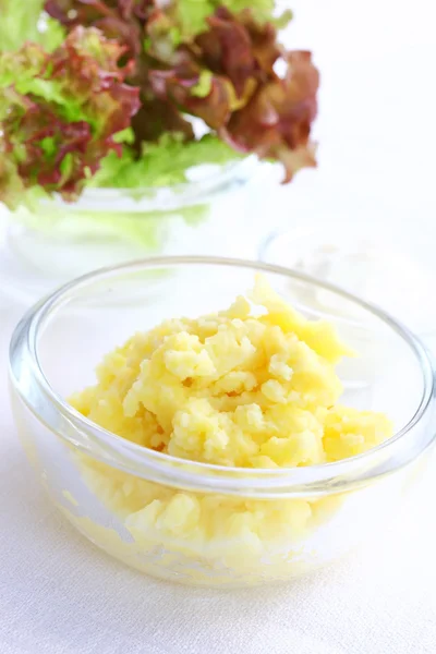 Purè di patate in ciotola con insalata — Foto Stock