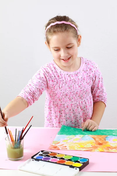 可爱的女孩与水彩绘画 — 图库照片