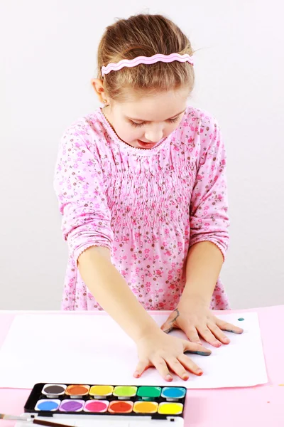 Симпатична дівчина малює аквареллю — стокове фото