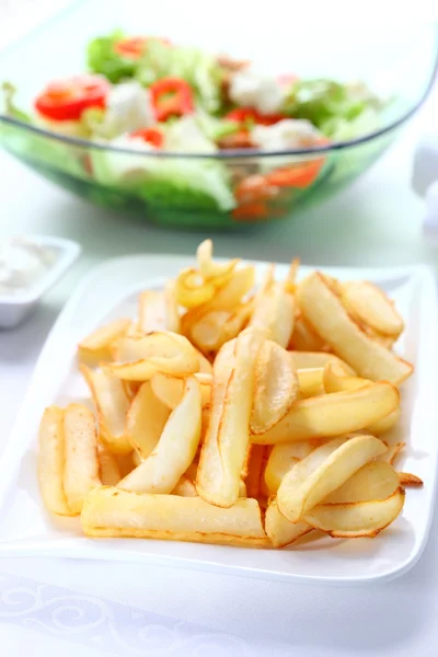 Gebakken aardappelen met dip en plantaardige salade — Stockfoto