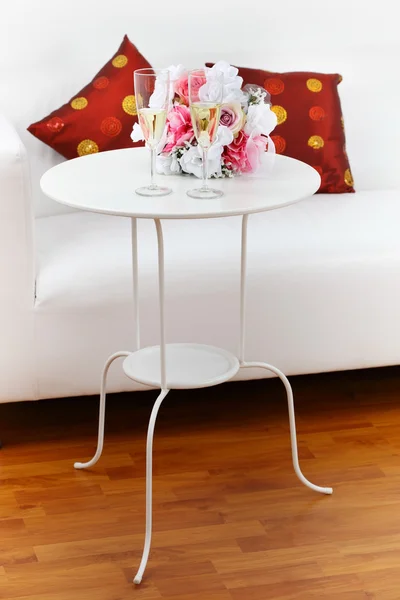 サイド テーブルに花束とスパーク リング ワイン — ストック写真