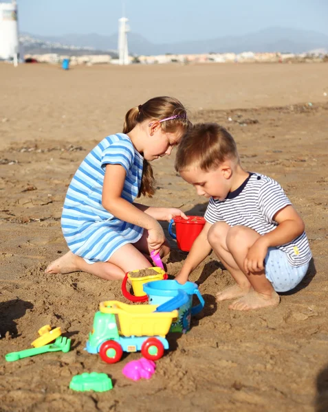 Niños jugando en la playa —  Fotos de Stock