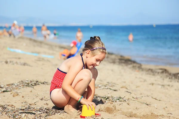 Kind spielt am Strand — Stockfoto
