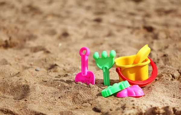Giocattoli di plastica per i bambini in spiaggia — Foto Stock