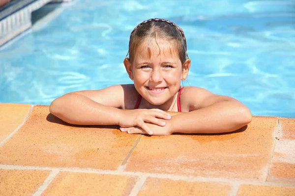 Yüzme havuzunda gülümseyerek mutlu kız — Stok fotoğraf