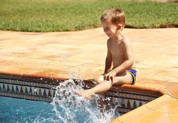 Menino feliz se divertindo na piscina — Fotografia de Stock