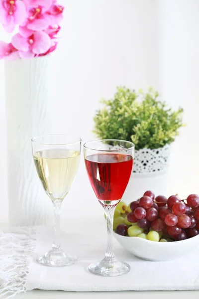 Δύο ποτήρια κρασί με σταφύλια — Φωτογραφία Αρχείου
