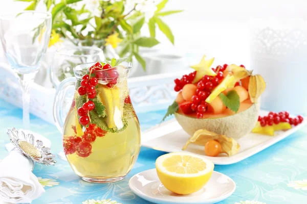 Frutos frescos servidos em tigela de melão — Fotografia de Stock