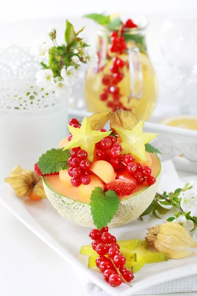 Frutta fresca servita in ciotola di melone — Foto Stock