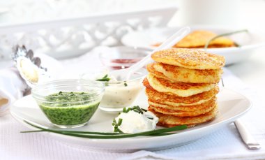 Üç dips ile patates pancakes