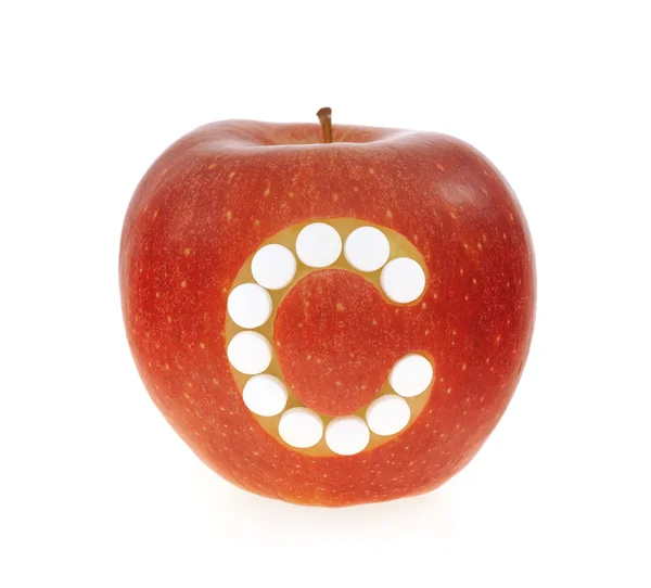 Červené jablko s vitaminem c prášky na bílém pozadí - koncepce — Stock fotografie