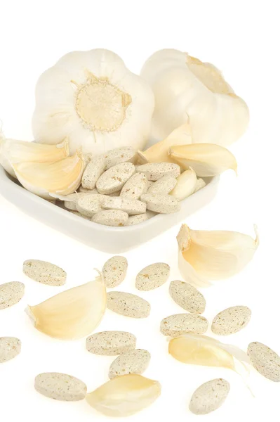 Czosnek i ziołowy suplement pigułki medycyna na białym tle, alternatywnych koncepcji — Zdjęcie stockowe