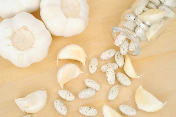 Garlic and herbal supplement pills, alternative medicine concept — Stock Photo, Image