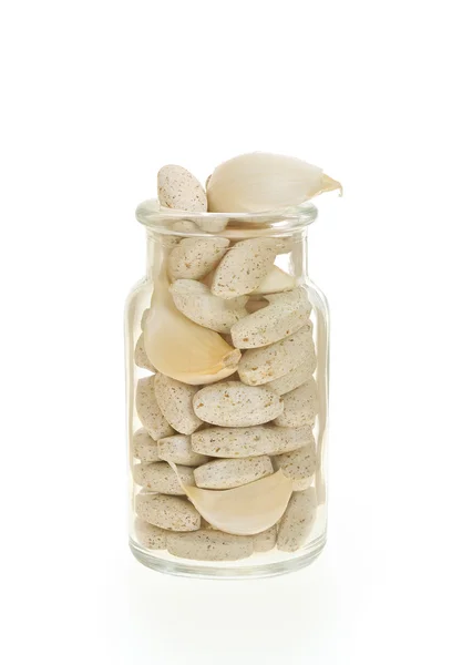 Czosnek i ziołowy suplement pigułki medycyna na białym tle, alternatywnych koncepcji — Zdjęcie stockowe