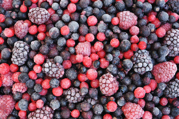 Закрыть замороженные смешанные фрукты - ягоды - красная смородина, клюква, малина
