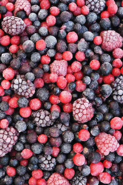 El primer plano de la fruta congelada mezclada - las bayas - la grosella roja, el arándano, la frambuesa —  Fotos de Stock