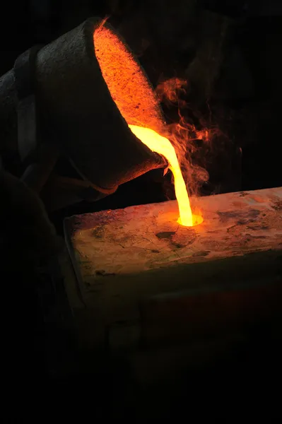 Öntöde - megolvadt fémet öntenek a kanál penész - lost viasz casting — Stock Fotó