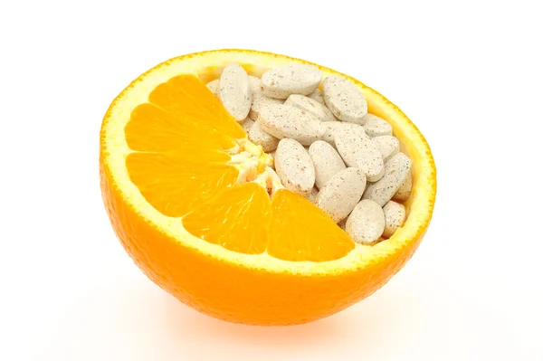 Närbild av apelsin och piller isolerade - Vitamin Concept — Stockfoto