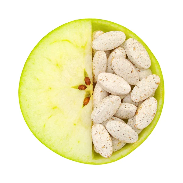 Close up di mela e pillole isolate - concetto di vitamina — Foto Stock