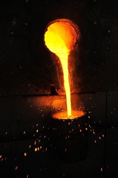 Литейное производство - расплавленный металл, выливаемый из ковша для литья

