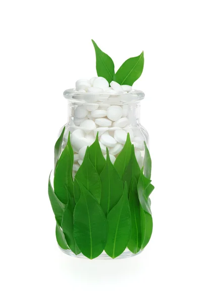 Травяные добавки таблетки и свежие листья в стекле - концепция альтернативной медицины — стоковое фото