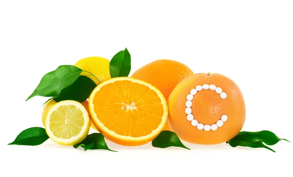 Naranja, limón, pomelo con píldoras de vitamina C sobre fondo blanco - concepto de cítricos — Foto de Stock