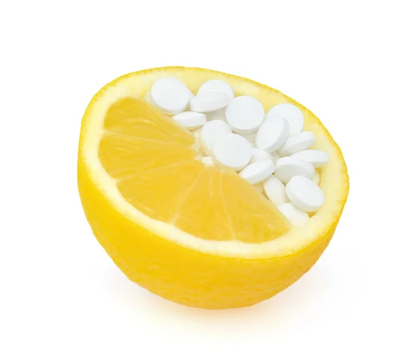 Primo piano di limone e pillole isolate - concetto di vitamina — Foto Stock