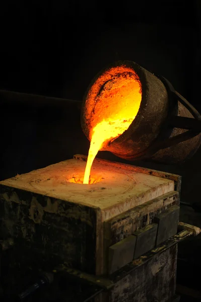 Gießerei - geschmolzenes Metall aus Schöpfkelle in Form gegossen - Wachsabguss — Stockfoto
