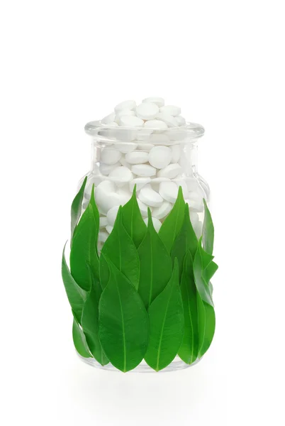 Comprimidos de suplementos de ervas e folhas frescas em vidro - conceito de medicina alternativa — Fotografia de Stock