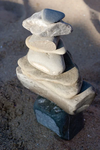 Kamienna piramida na plaży — Zdjęcie stockowe