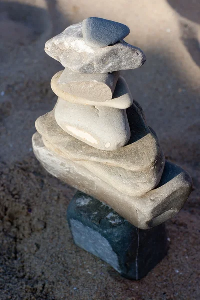 Steinpyramide am Strand — Stockfoto